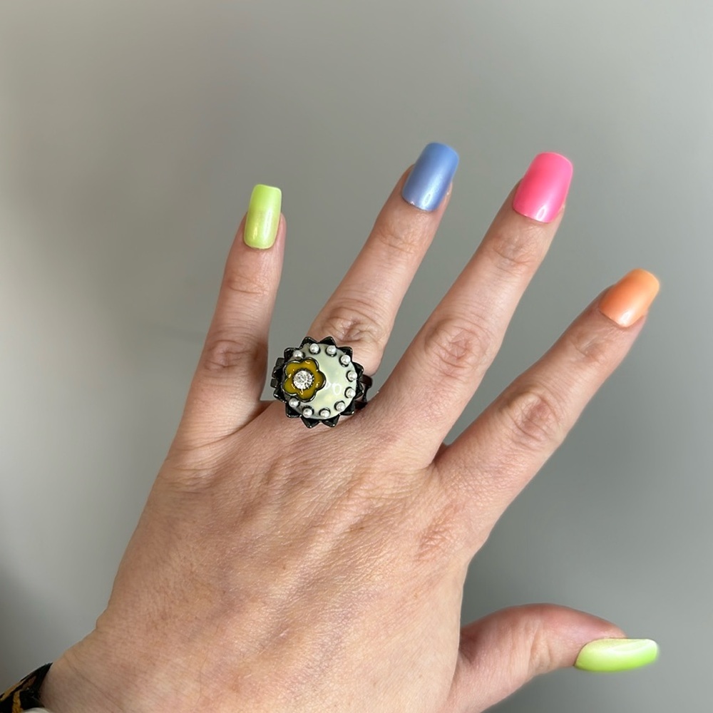 Cupcake costume jewelry ring that opens Size 5.5-6